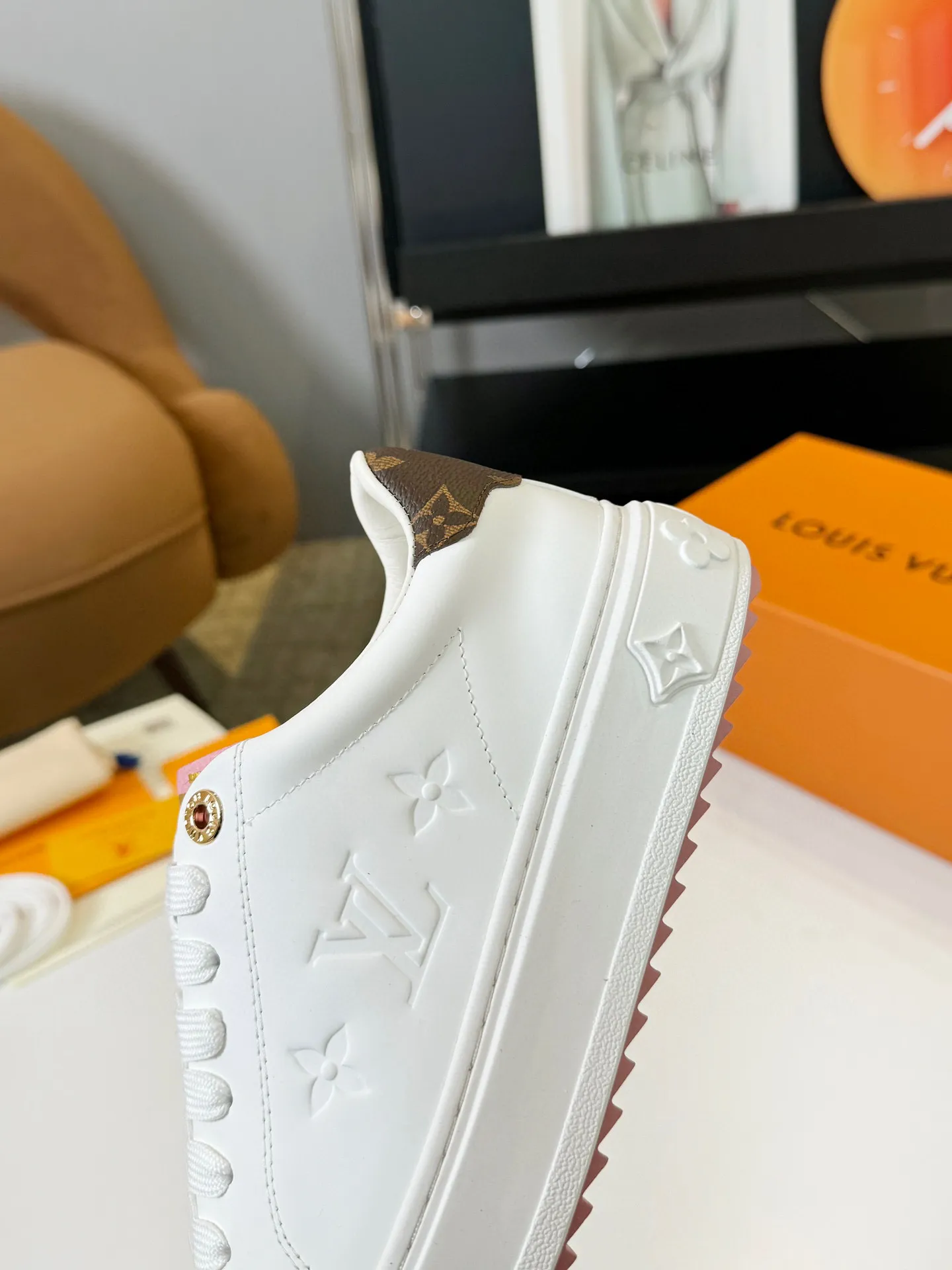 Men's Men's Shoes 💰💰660 Women's LV [Beverly Hills Sports Shoes Series] This Beverly Hills sports shoes are made of grained cow leather with Damier pattern, echoing the current season's leather goods series. The thick rubber outsole is lightweight, and an embossed Louis Vuitton logo adds a branding touch. Padded insole and technical fabric lining enhance comfort.  Detailed Features ♛ Embossed grained cowhide leather ♛ Ultra-lightweight rubber outsole ♛ Louis Vuitton logo on tongue and outsole ♛ Size: 35-40